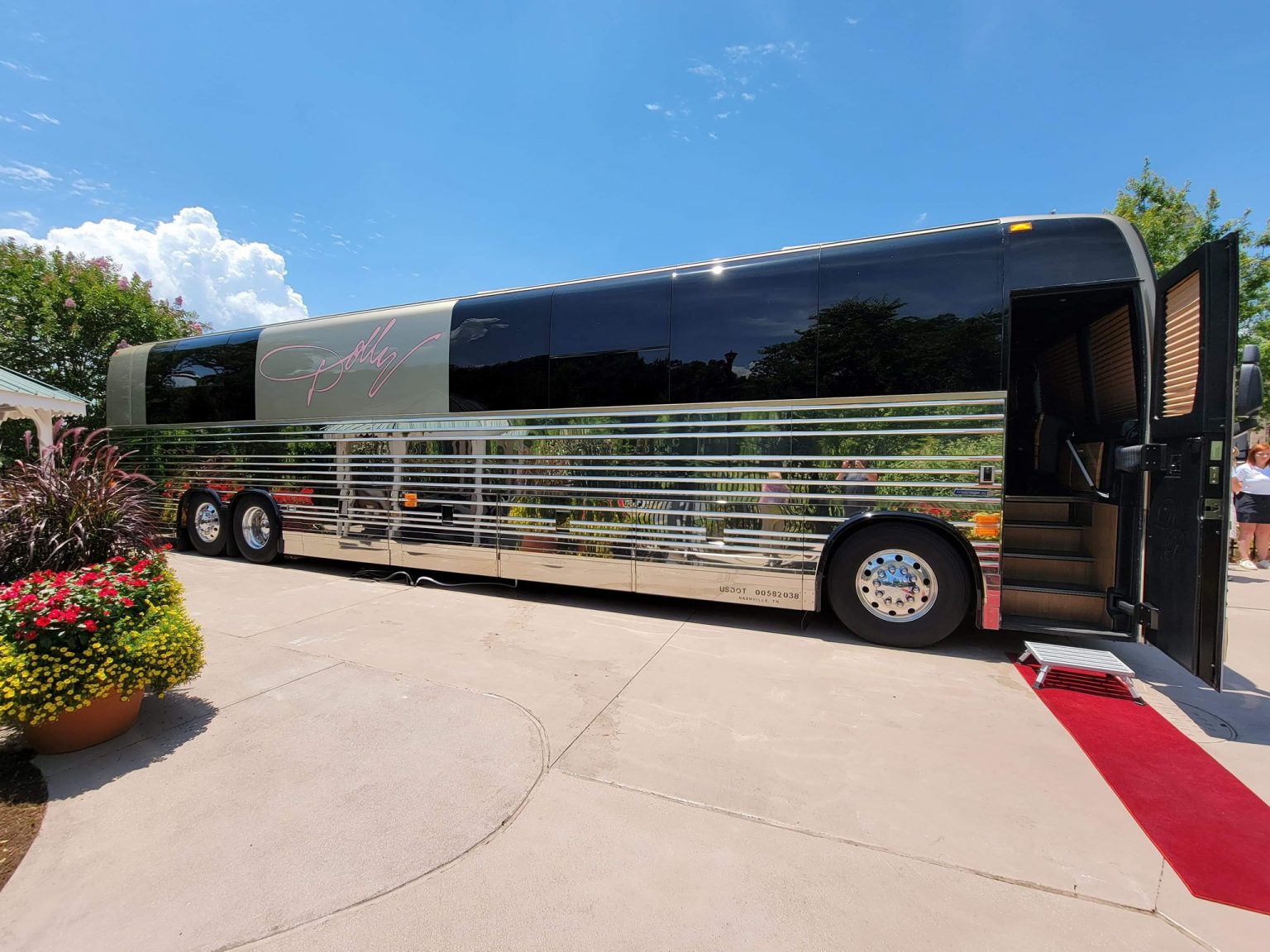 Dolly Parton gives fans an opportunity to rent her luxurious Tour Bus ...